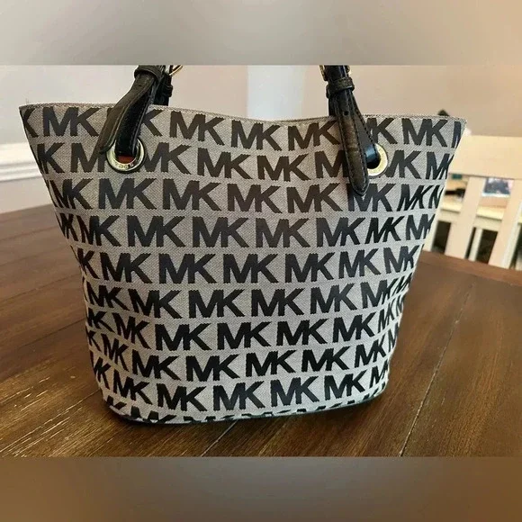 Michael Kors tote + pouch/wristlet - Picture 11 of 16